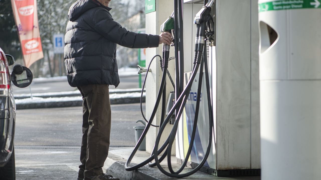 Le prix de l'essence à la pompe devrait augmenter en Suisse. [Christian Beutler - Keystone]
