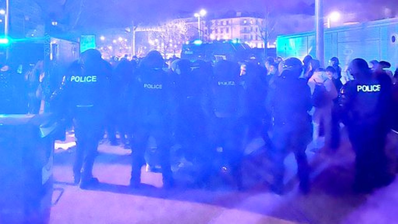 Des heurts se sont produits à Genève à la fin d'une manifestation féministe. [Léo Wadimoff - RTS]