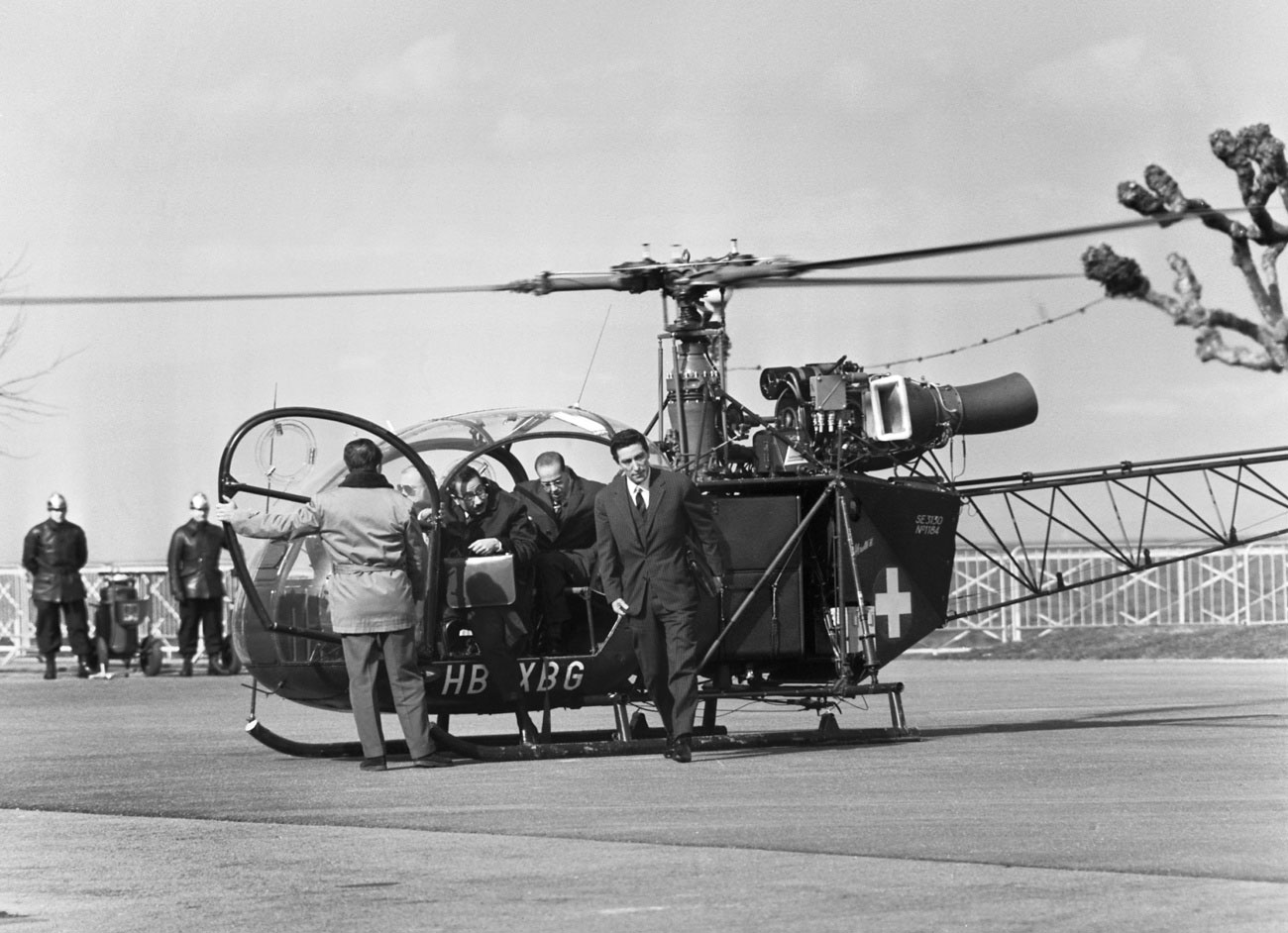 Photographiés le 7 mars 1962, des membres de la délégation algérienne descendent de l'hélicoptère de l'armée suisse qui les a amenés à Evian où se déroulent les négociations avec la France.