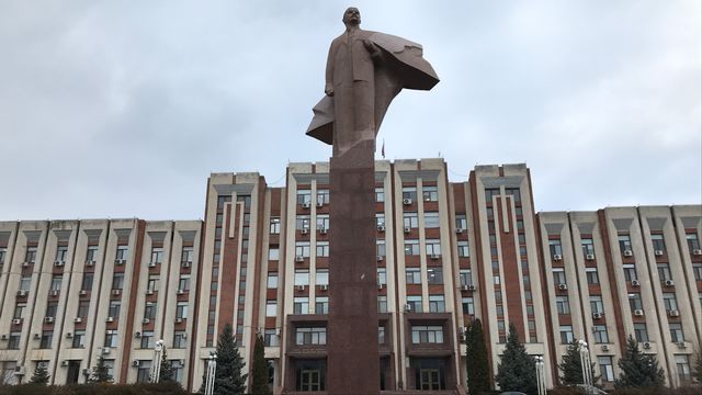 La statue de Lénine devant le Parlement de Tiraspol. [Maurine Mercier - RTS]
