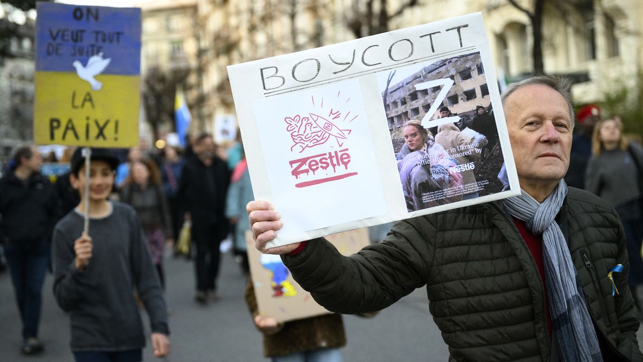 Appel au boycott de Nestlé lors d'une manifestation contre la guerre en Ukraine à Lausanne, 22.03.2022. [Laurent Gilliéron - Keystone]