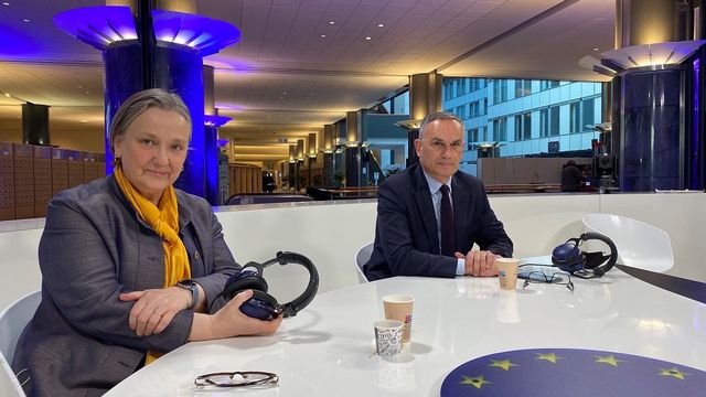 Roza Thun, eurodéputée polonaise, Arnaud Danjean, eurodéputé français, lors de l'émission spéciales de Tout un monde à Bruxelles.  [Eric Guevara-Frey - RTS]