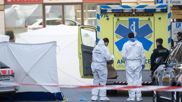 Des agents de la police scientifique et des tentes photographient le site où quatre personnes sont décédées et une a été grièvement blessée, jeudi 24 mars 2022 à Montreux. [Cyril Zingaro - KEYSTONE]
