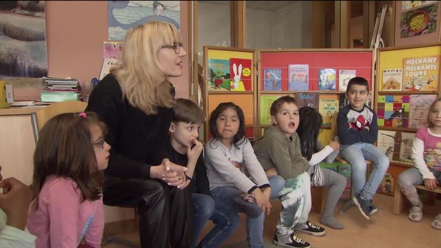Des réfugiés ukrainiens font leurs premiers pas dans des écoles romandes [RTS]