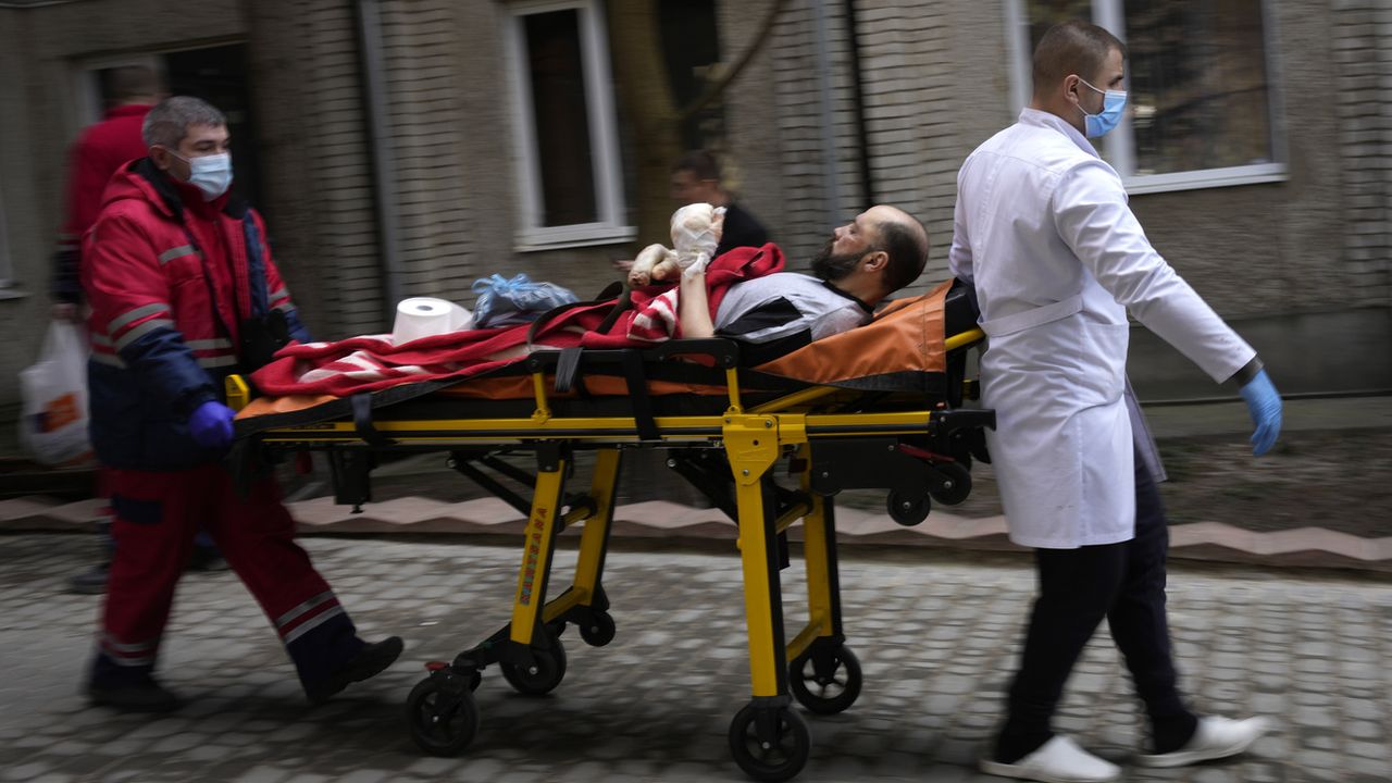 La Suisse se dit prête à évacuer des blessés de guerre ukrainiens. [Bernat Armangue - Keystone]
