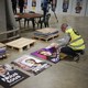 Un employé de France Affichage Plus prépare des affiches pour les élections présidentielles françaises de 2022 au centre d'expédition de Mitry-Mory, près de Paris, France, le 21 mars 2022. [Yoan Valat - EPA/KEYSTONE]