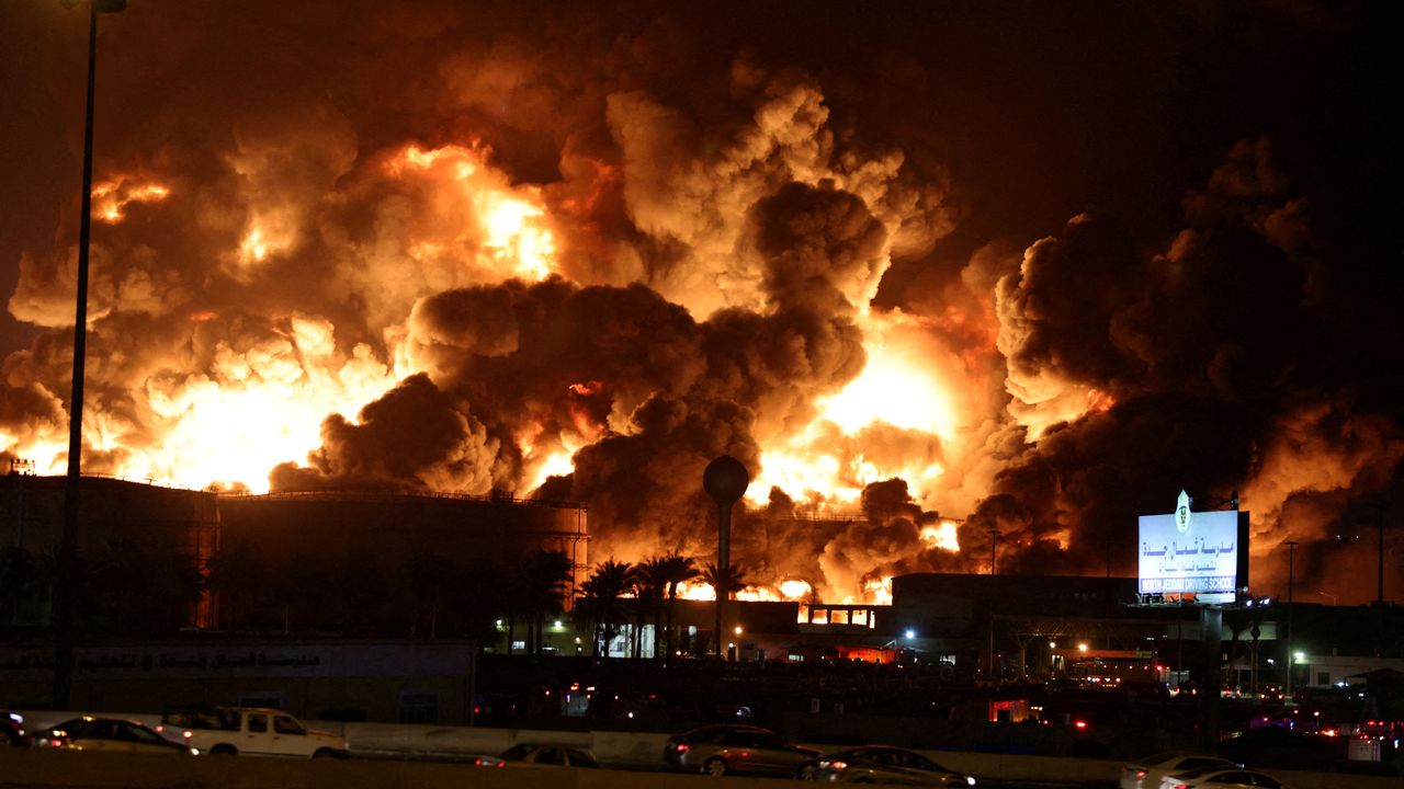 Un gigantesque incendie proche du circuit de Formule 1 à Jeddah en Arabie saoudite a été provoqué par une attaque des Houthis. [Reuters/Stringer]