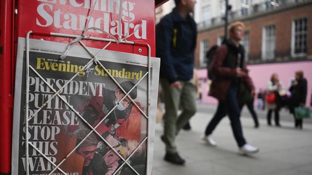 Une manchette d'un journal évoquant la guerre en Ukraine dans une rue de Londres. [EPA/Neil Hall - Keystone]