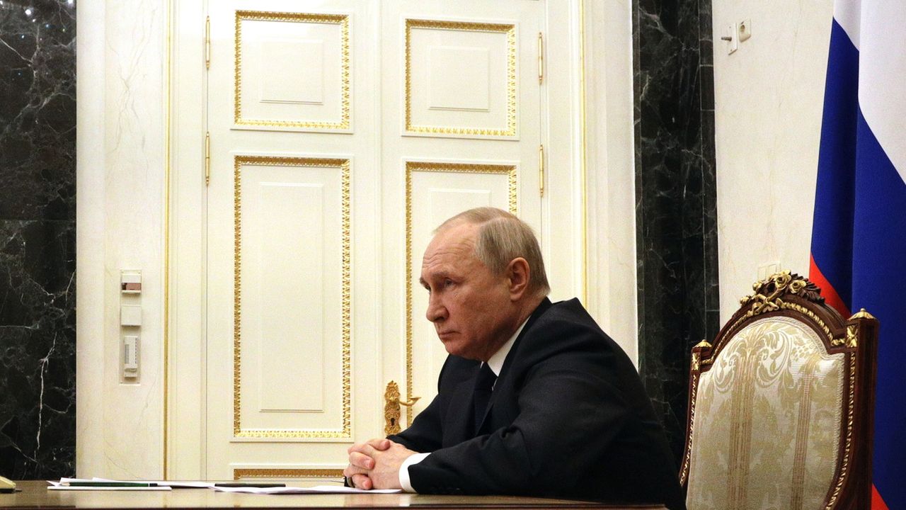 Le président russe Vladimir Poutine participe à une réunion par vidéoconférence avec des membres du gouvernement au Kremlin à Moscou, en Russie, le 10 mars 2022. [MIKHAIL KLIMENTYEV  - EPA]