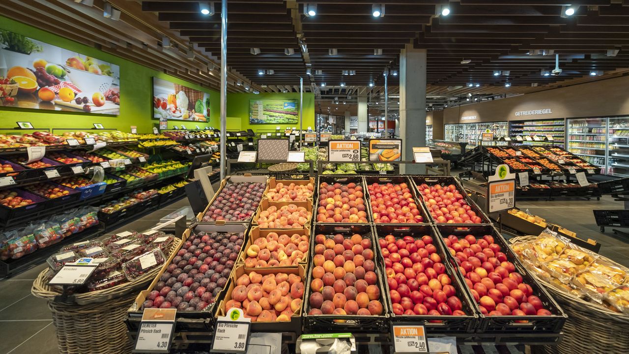 Fruits et légumes frais du supermarché Migros de l'aile ouest de la gare CFF de Bâle, le jeudi 24 juin 2021. [Georgios Kefalas - KEYSTONE]