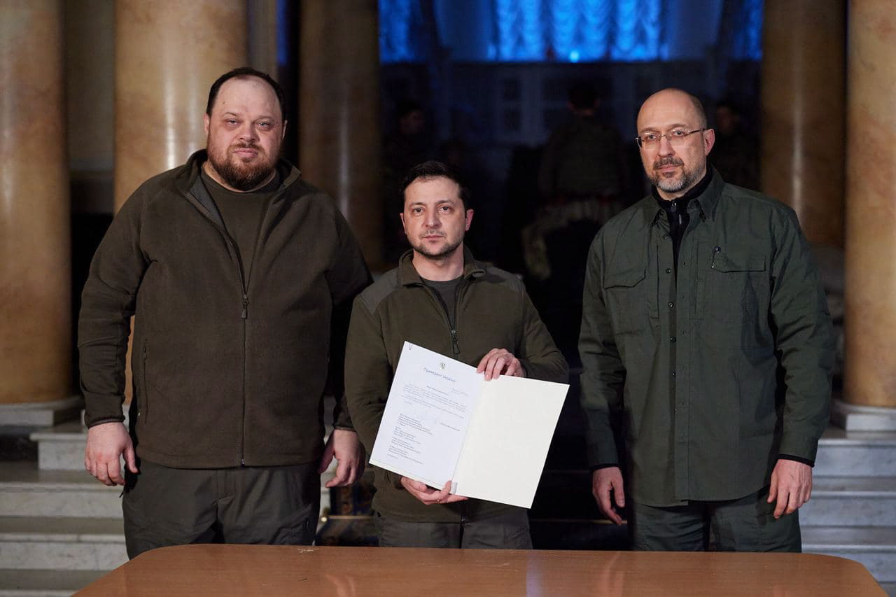 Volodymyr Zelensky flanked by Rada President Ruslan Stefantchouk (left) and Prime Minister Denys Shmyhal (right). [EPA/Keystone]