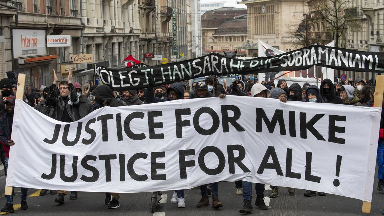 Des manifestants anti racistes et contre les violences policières défilent dans les rues de Lausanne samedi 2 avril 2022. [Jean-Guy Python - Keystone]
