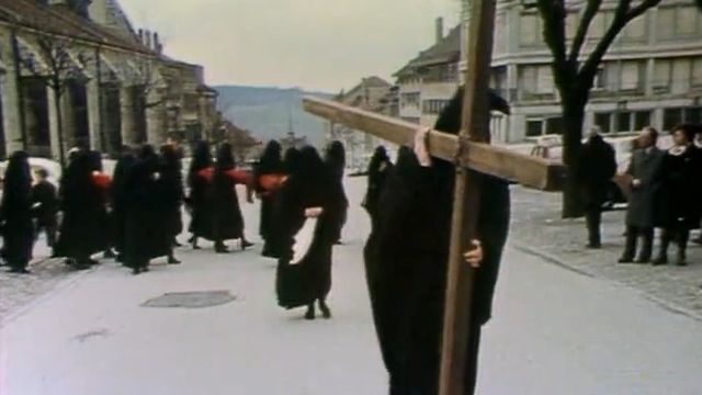 Les pleureuses de Romont, lors de la procession du vendredi saint, 1975. [RTS]