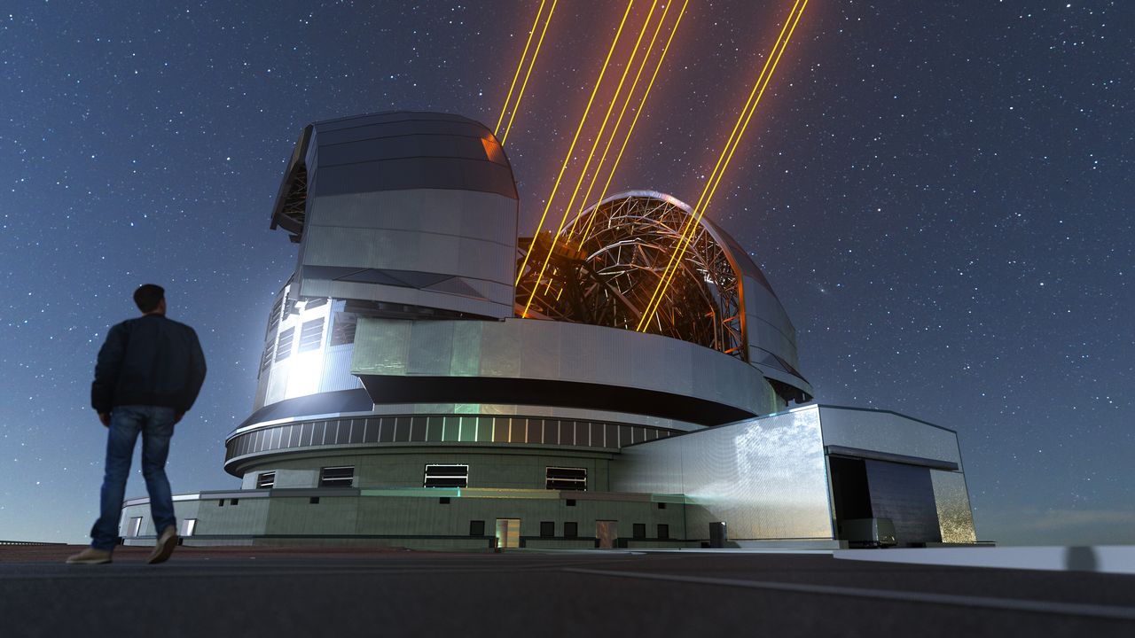 Cette illustration de l'Extremely Large Telescope (ELT) montre à quoi il ressemblera lorsqu'il fonctionnera la nuit, avec ses unités de guidage laser pour les étoiles. [vision d'artiste - ESO]
