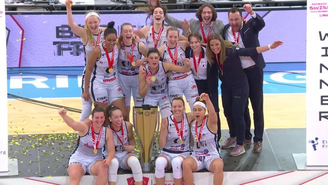 Finale dames, Elfic Fribourg - BBC Troistorrents (74-45): la remise de la coupe [RTS]