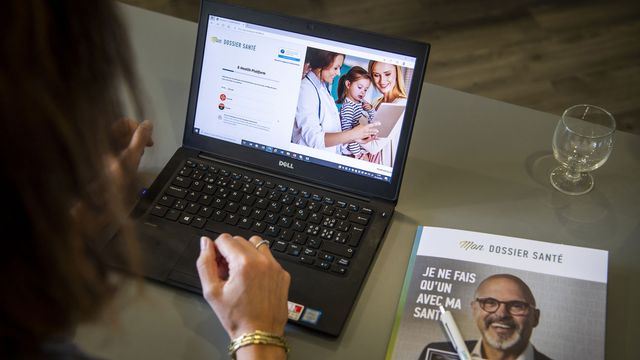 Une personne montre sur un ordinateur, "Mon Dossier Santé", le dossier electronique du patient. [Jean-Christophe Bott - Keystone]