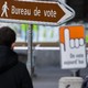 Panneau devant un bureau de vote dans le canton de Neuchâtel [Jean-Christophe Bott - Keystone]