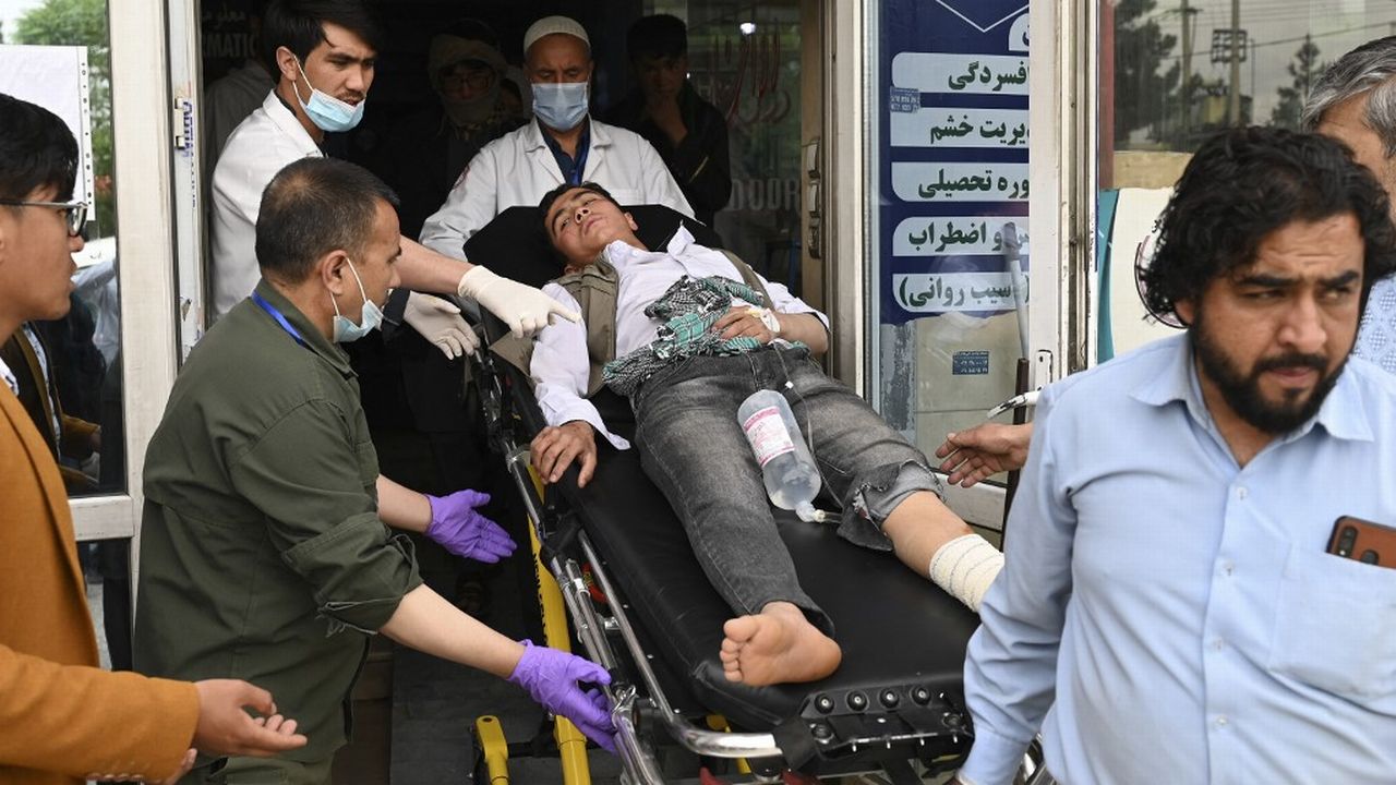 Un blessé évacué après l'attentat contre une école à Kaboul, 19.04.2022. [Wakil Kohsar - AFP]