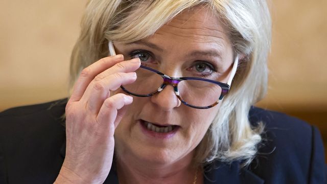 Marine Le Pen, leader du Rassemblement national (ex-FN), parti politique français d'extrême droite, lors d'une conférence de presse à l'Assemblée nationale à Paris en avril 2016. Les "Panama Papers" avaient révélé que des personnes de l'entourage de Mme Le Pen seraient impliquées dans le transfert de fonds vers des comptes offshore dans le sillage de sa campagne présidentielle de 2012. "Panama Papers" est le nom attribué à la fuite de plus de 11,5 millions de documents confidentiels issus du cabinet d'avocats panaméen Mossack Fonseca. [Ian Langsdon - EPA / Keystone]