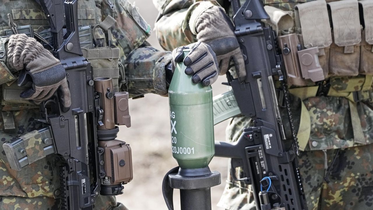 Des armes et un bazooka dans les mains de soldats allemands (image d'illustration). [Martin Meissner - Keystone/AP Photo]