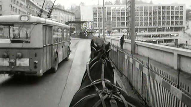 A cheval dans les rues de Lausanne en 1971. [RTS]