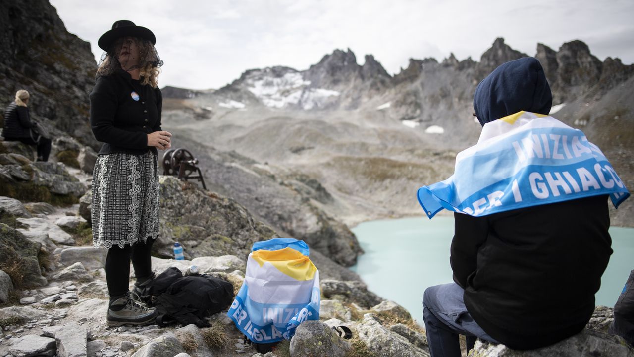 Des activistes aux "funérailles" du glacier Pizol (SG) en septembre 2019. [Gian Ehrenzeller - Keystone]