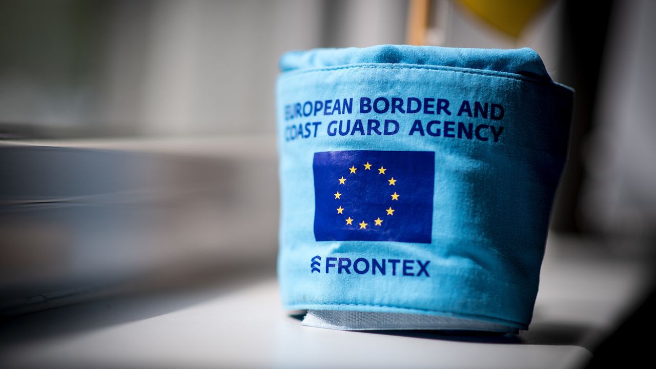 Un brassard d'un membre de l'agence Frontex, chargée de la surveillance des frontières extérieures de l'Union européenne. [Marius Becker - DPA/Keystone]