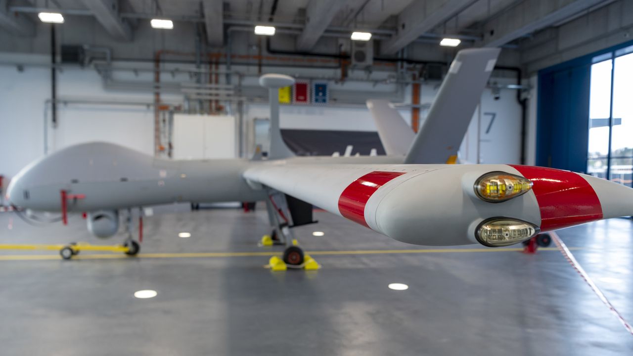 Un drone Hermes 900 HFE présenté à Emmen (LU) en décembre 2019. [Georgios Kefalas - Keystone]