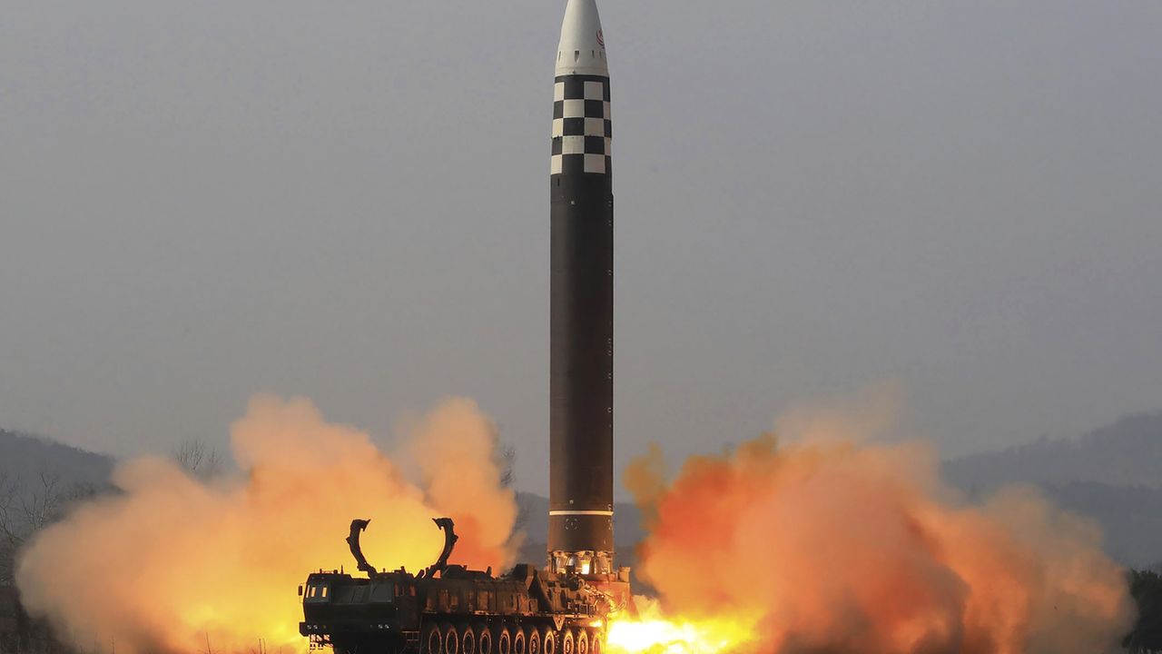 Cette photo, distribuée par le gouvernement nord-coréen, montre un tir d'essai d'un missile balistique intercontinental, dans un lieu non divulgué en Corée du Nord, le 24 mars 2022. [Korean Central News Agency]