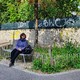 Myriam Charollais, conseillère en projets «nature en ville» au service des parcs et domaines de la ville de Lausanne assise devant un jardin de poche du quartier de Beaulieu. [X. Bloch  - RTS]