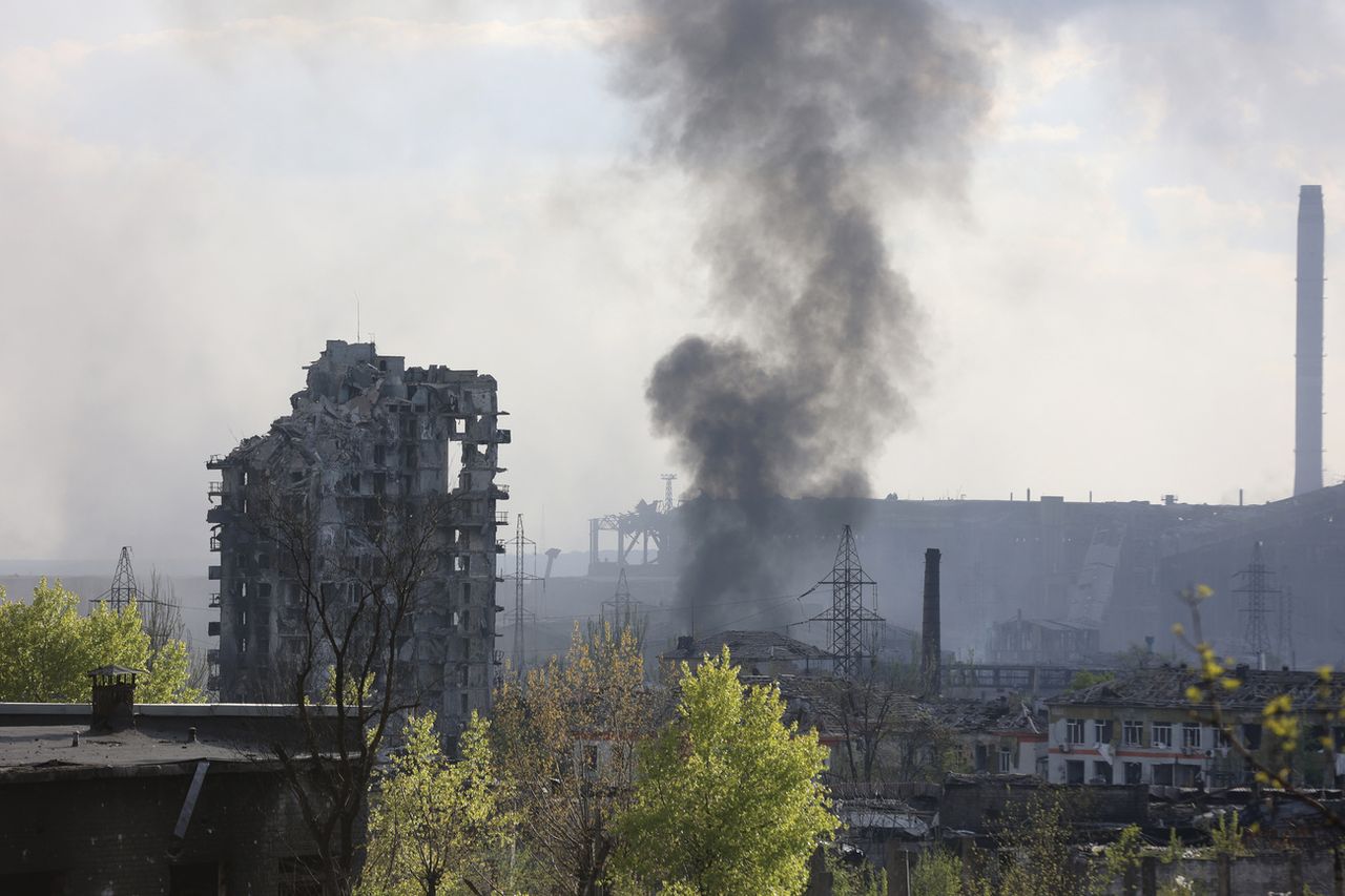 Rauch steigt aus dem Azovstal-Stahlwerkskomplex in Mariupol auf. [Alexei Alexandrov - Keystone/AP Photo]