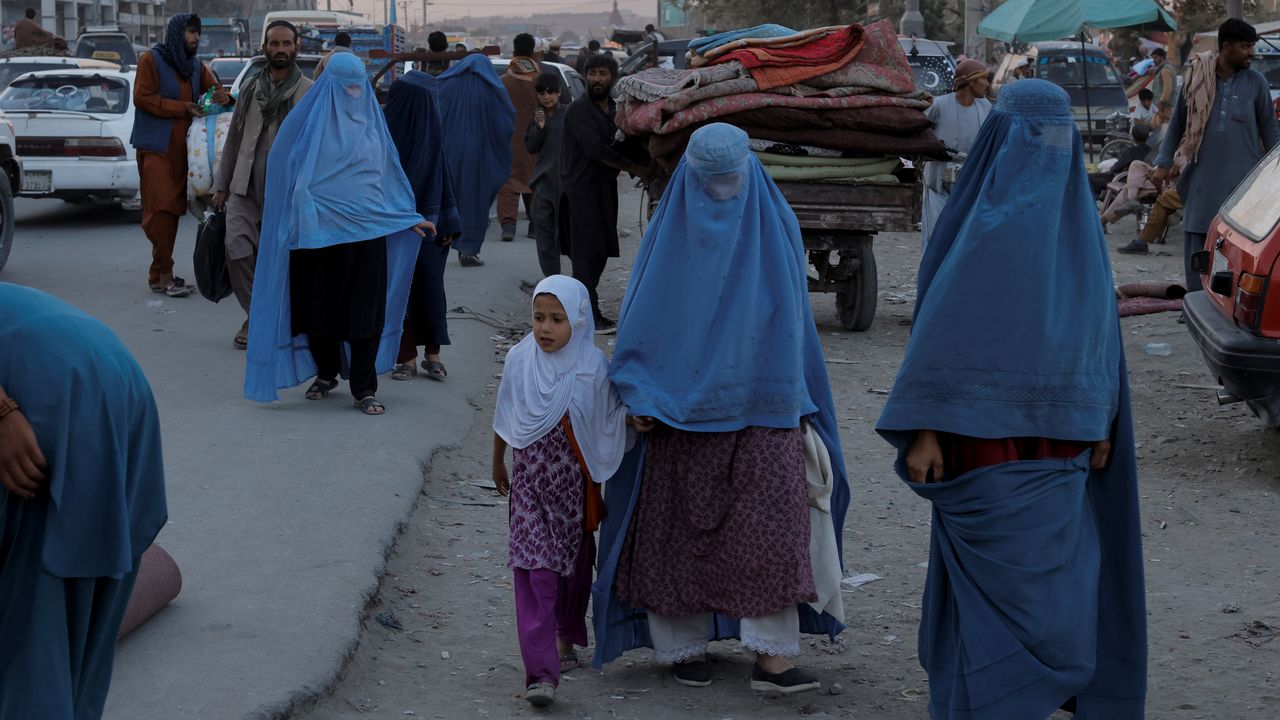 Les Afghanes devront porter la burqa en public. [Jorge Silva - Reuters]