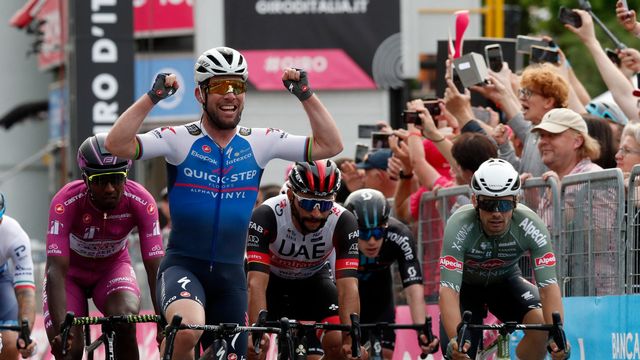 Mark Cavendish lève les bras après avoir été le premier à franchir la ligne d'arrivée de la 3e étape du Giro. [Reuters]