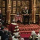 Charles prend la place d'Elizabeth II pour le traditionnel discours devant le Parlement, avec William à sa droite et Camilla à sa gauche. [AP Photo/Alastair Grant, Pool - Keystone]