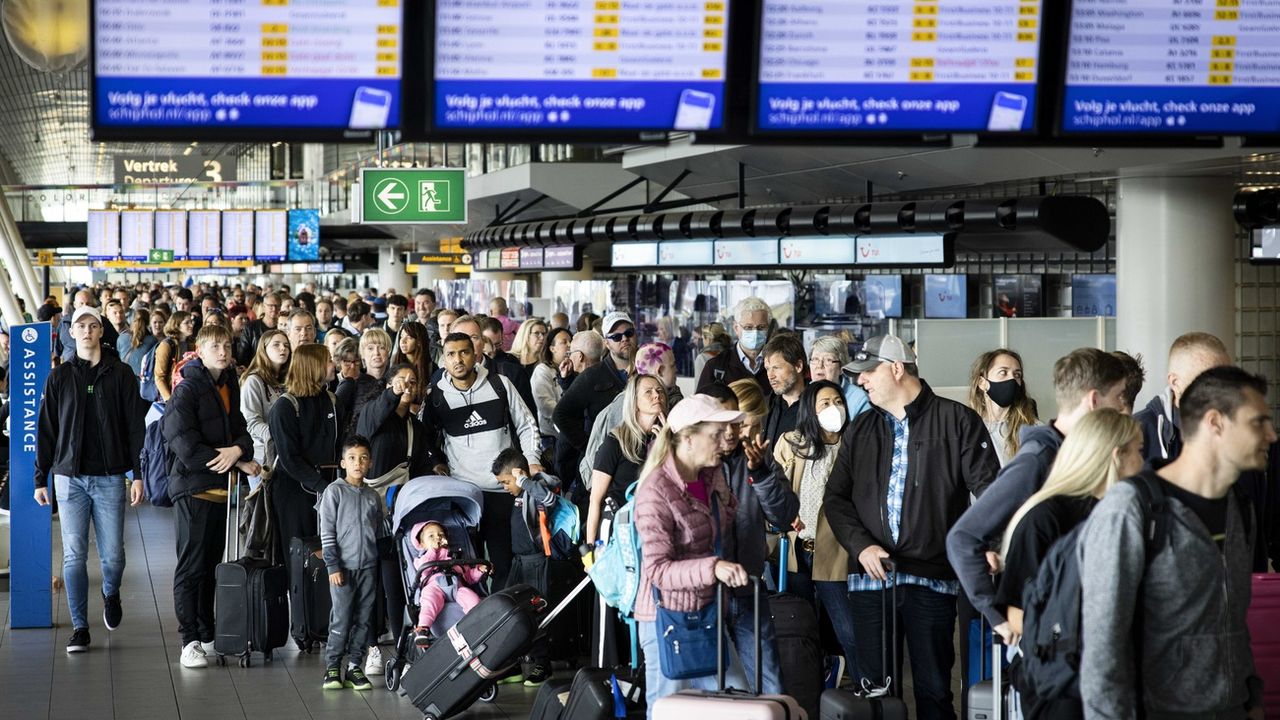 Les voyageurs ont pris d'assaut l'aéroport d'Amsterdam-Schiphol en avril. [Ramon van Flymen - Keystone/EPA]