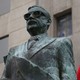 Une statue de l'ancien président chilien évincé du pouvoir Salvador Allende qui a été évincé du pouvoir en 1973, lors de la commémoration du 48ème anniversaire du Coup d'Etat militaire, à Santiago du Chili, le 11 septembre 2021. [Elvis Gonzalez -  EPA/KEYSTONE]