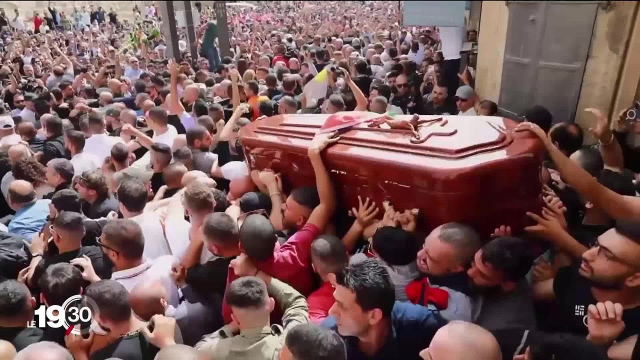 Les funérailles de la journaliste d’Al-Jazeera Shireen Abu Akleh, tuée d’une balle dans la tête en Cisjordanie, se sont déroulées dans un climat très tendu [RTS]