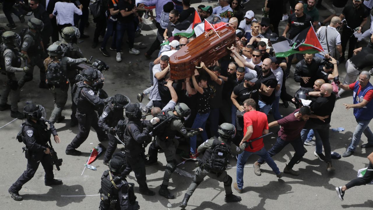 La charge de la police israélienne lors des obsèques de Shireen Abu Akleh à Jérusalem-Est, 13.05.2022. [Maya Levin - AP/Keystone]