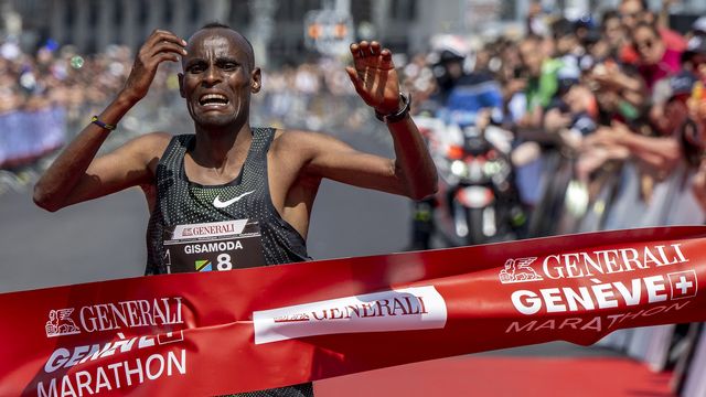 Emanuel Gisamoda a franchi le premier la ligne d'arrivée lors du Marathon de Genève. [Martial Trezzini - Keystone]