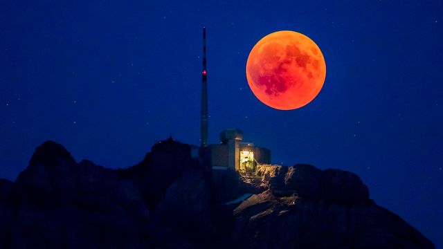 L'éclipse de Lune au-dessus du Säntis, en Appenzell Rhodes-Extérieures, le 27 juillet 2022. [CHRISTIAN MERZ - keystone]