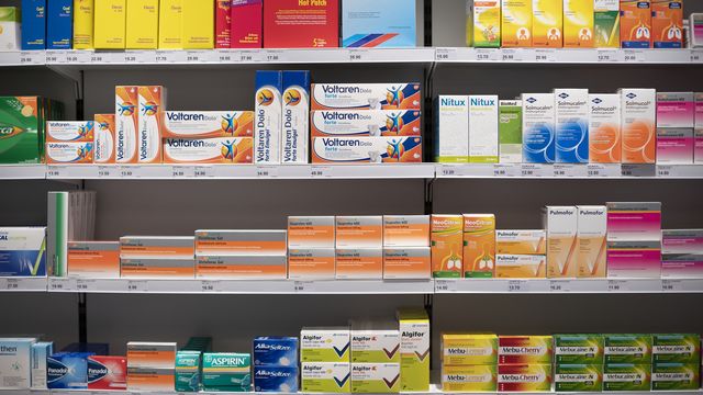 Des produits alignés sur une étagère d'une pharmacie en Suisse. [Gaetan Bally - Keystone]