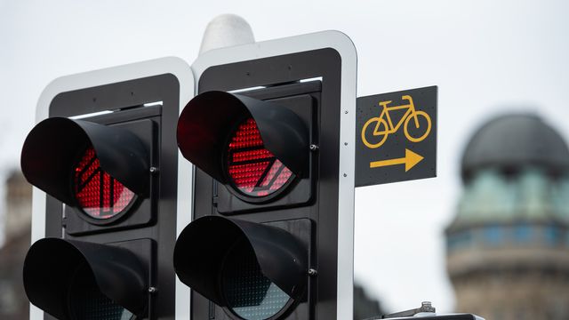 Les vélos seront autorisés à tourner à droite à certains feux rouges à Bienne. [Christian Beutler - Keystone]