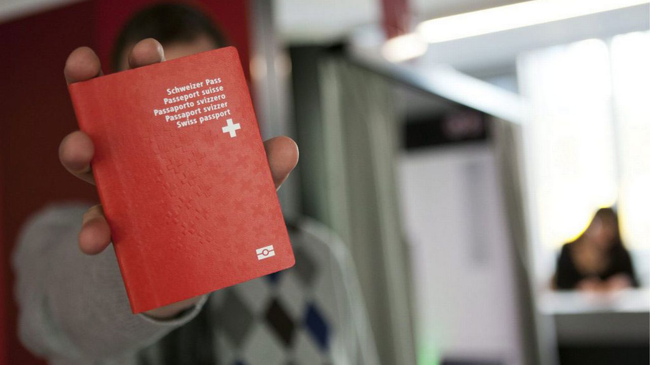 En comparaison internationale, la Suisse présente un faible taux de naturalisation. [Anthony Anex - Keystone]