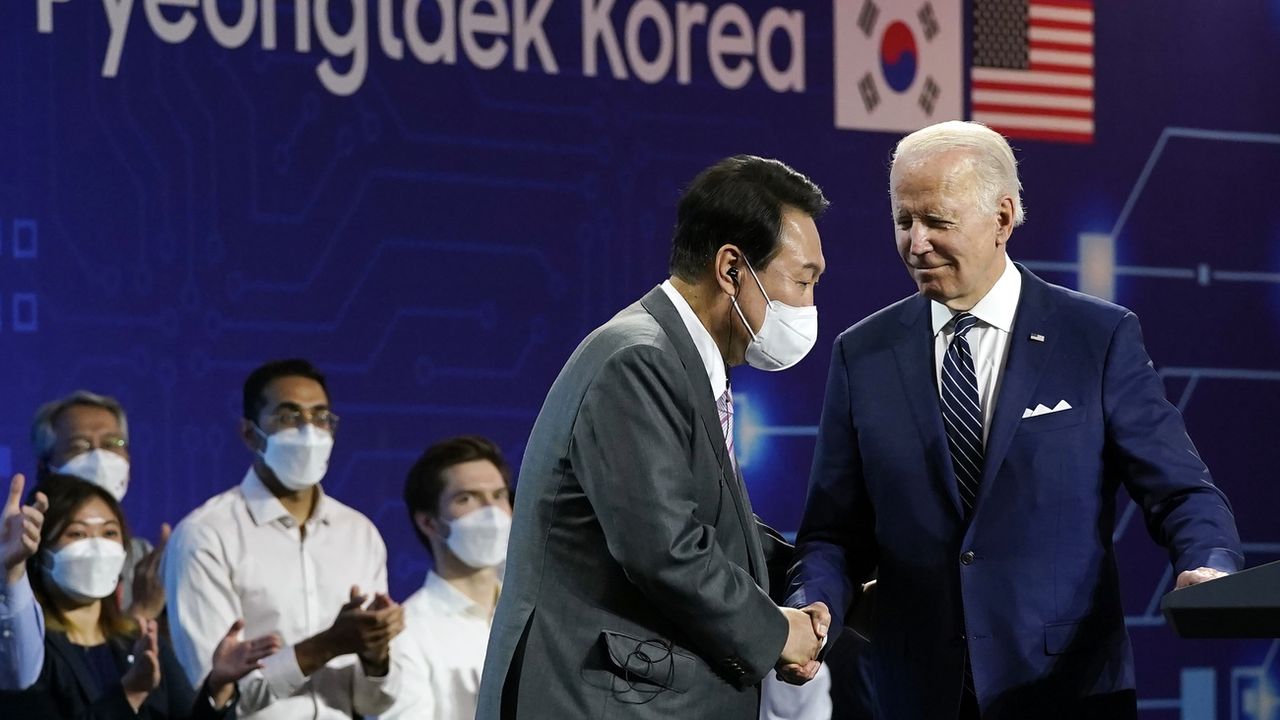 Joe Biden en compagnie du président sud-coréen Yoon Suk-Yeol à Pyeongtaek, 20.05.2022. [Evan Vucci - AP/Keystone]