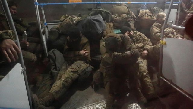 Des prisonniers de guerre ukrainiens évacués de l'aciérie Azovstal dans un bus en direction de la Russie, le 20 mai 2022.  [Alexander Ermochenko - Reuters]