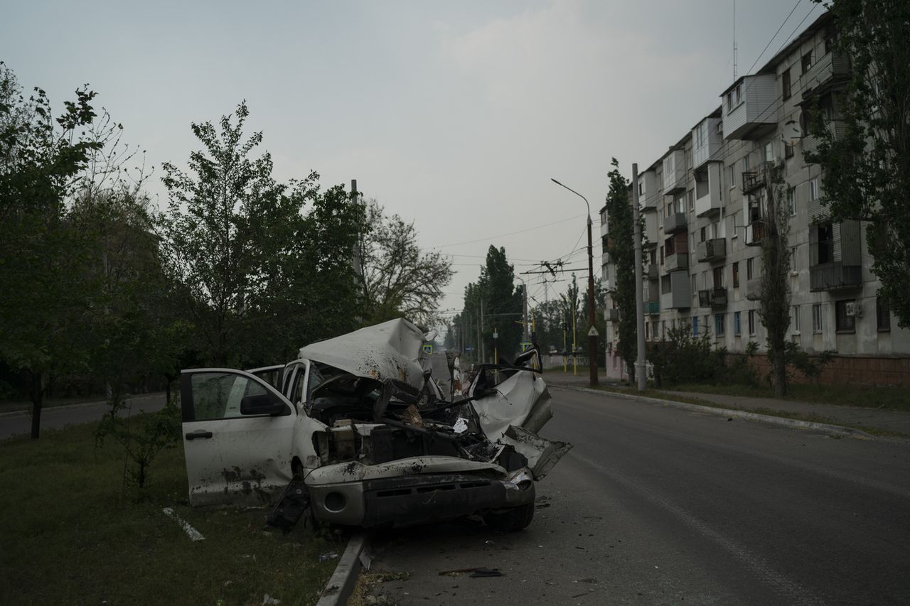Un'auto rotta a Severodonetsk. [Leo Correa - Keystone]
