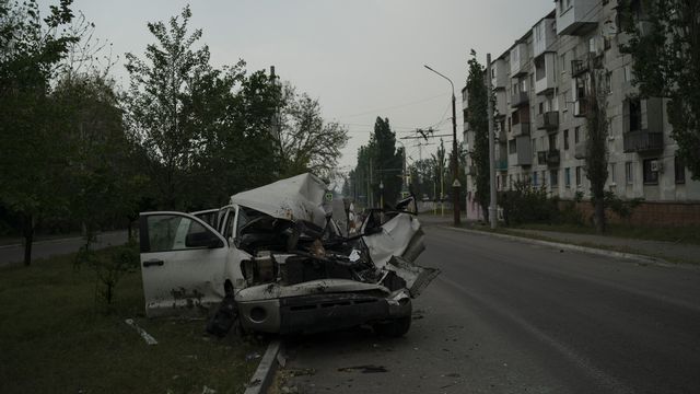 Une voiture endommagée à Severodonetsk. [Leo Correa - Keystone]