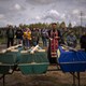 Cérémonie funèbre pour l'enterrement de victimes à Boutcha, le 27.04.2022. [Emilio Morenatti - AP/Keystone]