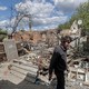 Un habitant du village de Kozarovychi montre les décombres de sa maison détruite, le 16 mai 2022. [Sergey Dolzhenko - Keystone]