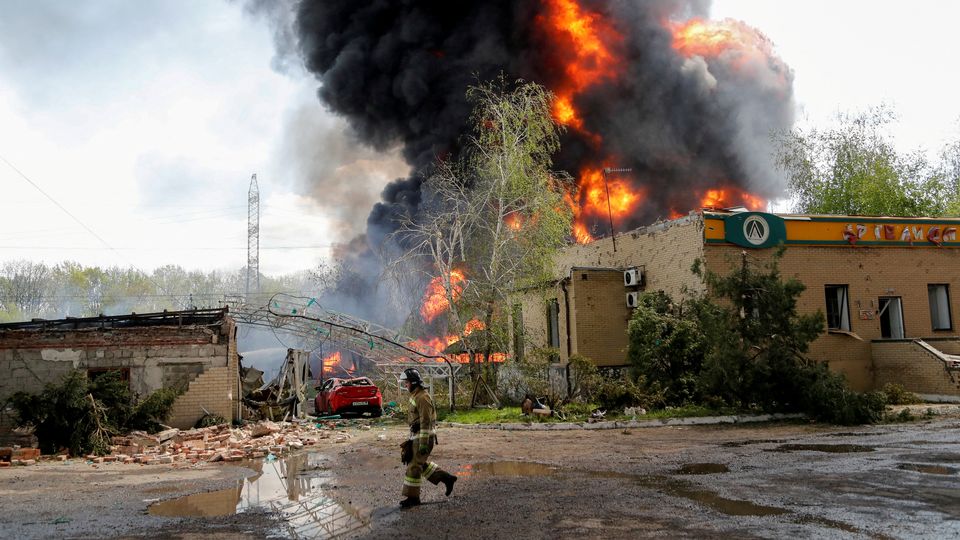 Un stock de carburant bombardé dans la région de Donetsk. [Alexander Ermochenko - Reuters]